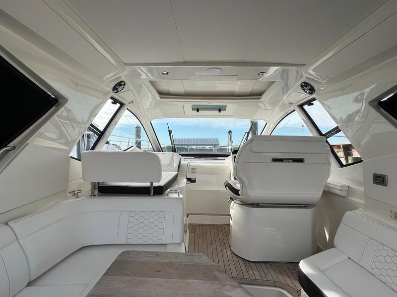 2019 Sea Ray Sundancer 350 Coupe