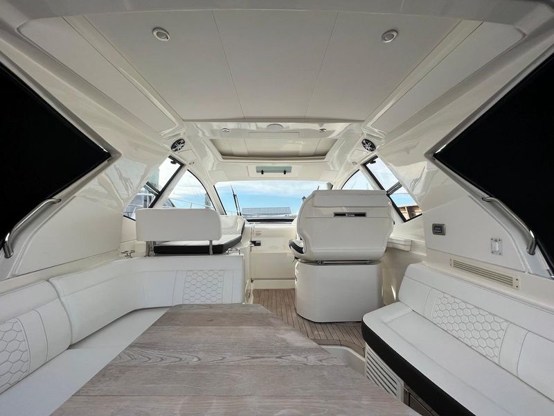 2019 Sea Ray Sundancer 350 Coupe