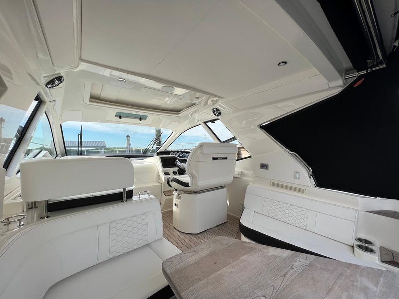 2019 Sea Ray Sundancer 350 Coupe