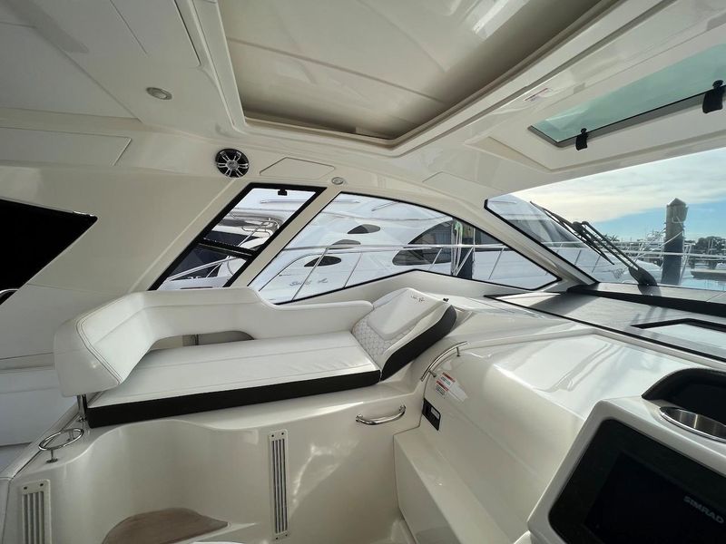 2019 Sea Ray Sundancer 350 Coupe