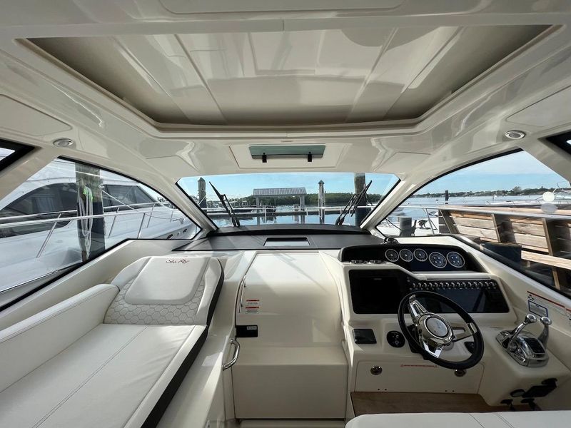 2019 Sea Ray Sundancer 350 Coupe