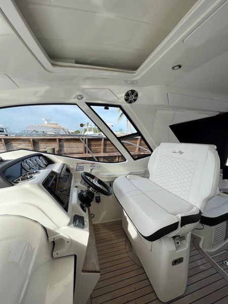 2019 Sea Ray Sundancer 350 Coupe