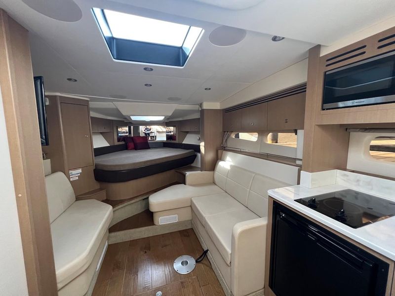 2019 Sea Ray Sundancer 350 Coupe