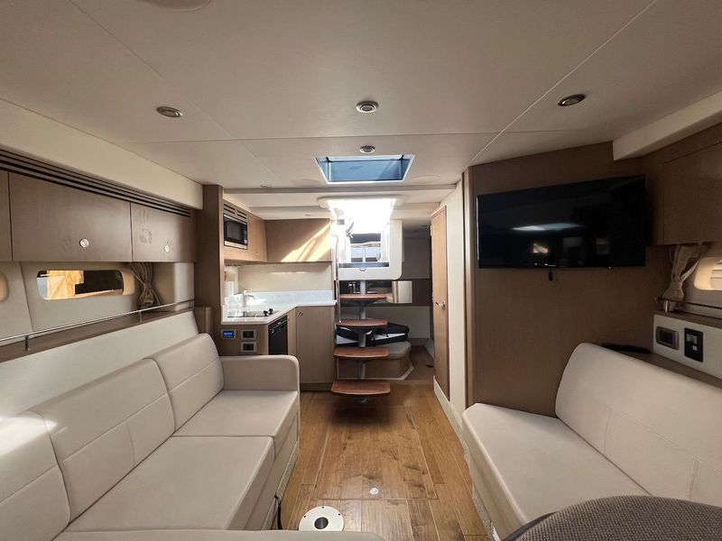 2019 Sea Ray Sundancer 350 Coupe