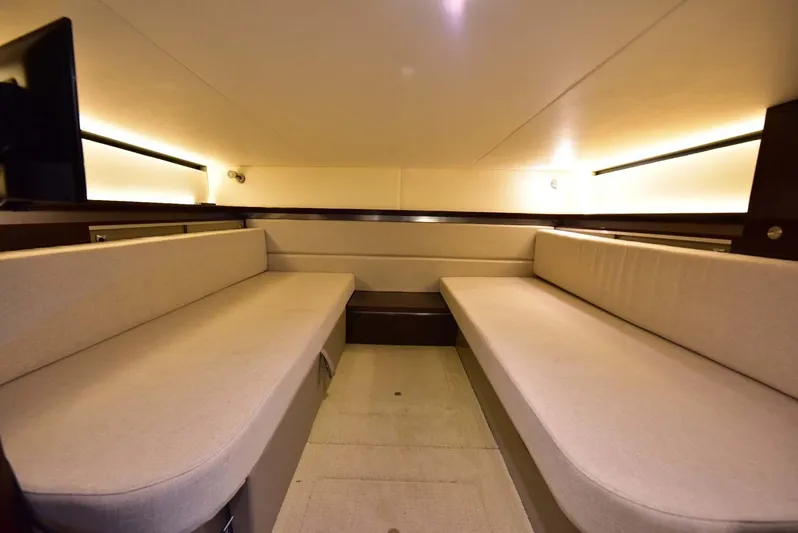 Rent Roll Yacht Photos Pics 