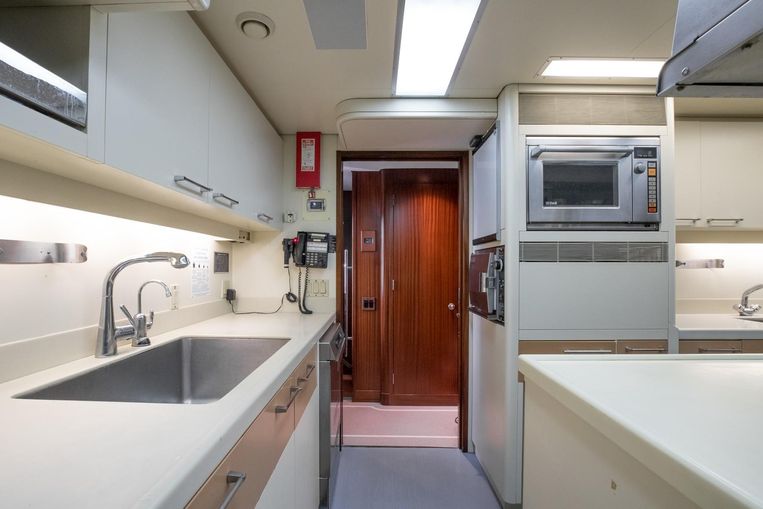 1992-140-feadship-140-tri-deck