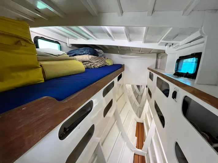 Hiolani II Yacht Photos Pics Cozy 1988 CSK Polycon boat interior with bunk beds and storage.