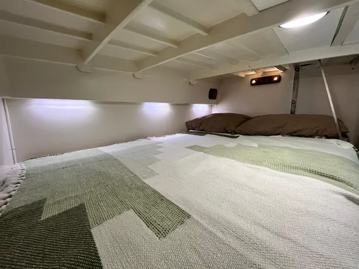 Hiolani II Yacht Photos Pics Cozy 1988 CSK Polycon camper interior with bed and ambient lighting.