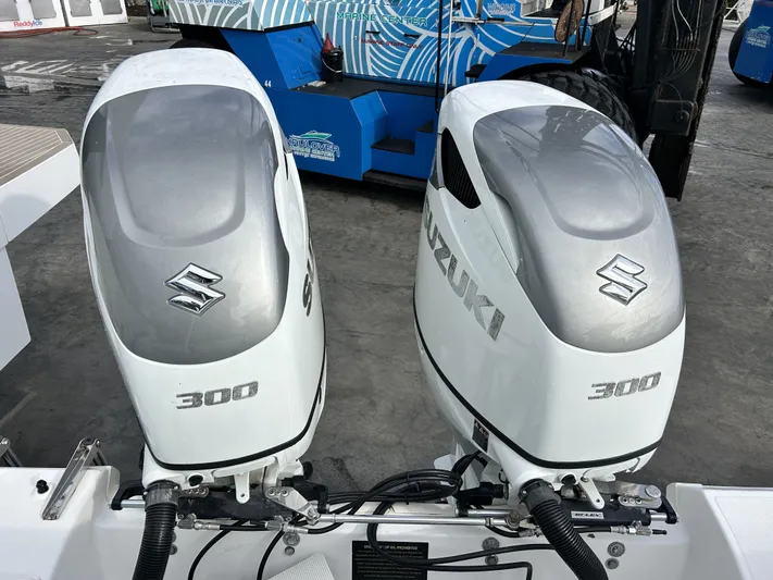 Crank It Up Yacht Photos Pics Two Suzuki 300 HP outboard motors on a 2006 Boston Whaler 320 Outrage.