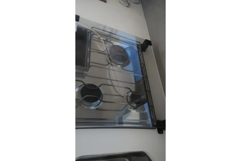 Double Kiss Yacht Photos Pics Stainless steel gas stove with glass cover, Bali 4.1 model, 2018.
