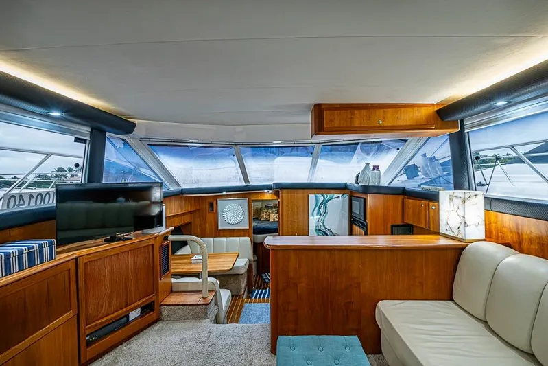 Faintasea Yacht Photos Pics Interior of 2000 Silverton 442 Cockpit Motor Yacht, featuring luxurious wood finishes and modern amenities.