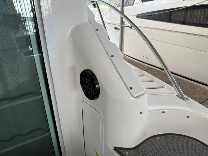 Jet Lag Yacht Photos Pics 1999 Sea Ray 400 Sedan Bridge boat interior with speaker and railing detail.
