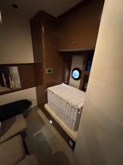 Andiamo Yacht Photos Pics Interior of 2016 Sea Ray 350 Sundancer with wicker basket and porthole.