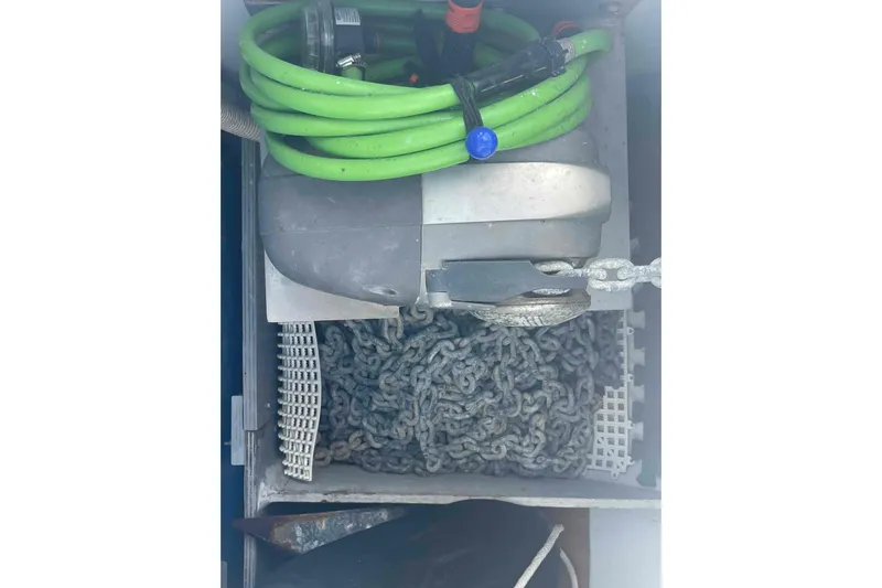 Apres-sea Yacht Photos Pics Anchor chain and equipment in Lagoon 380 S2, 2012 model.