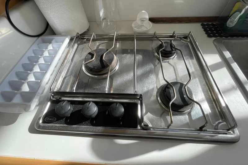 Apres-sea Yacht Photos Pics Stainless steel stove in Lagoon 380 S2 yacht kitchen, 2012 model.
