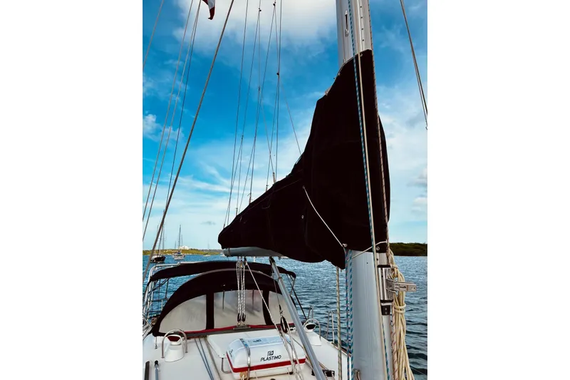 Further Yacht Photos Pics 2005 Beneteau Oceanis 473 sailboat on water, featuring mast and rigging under blue sky.