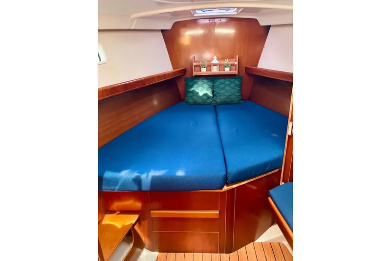 Further Yacht Photos Pics Cozy cabin interior of 2005 Beneteau Oceanis 473 sailboat .