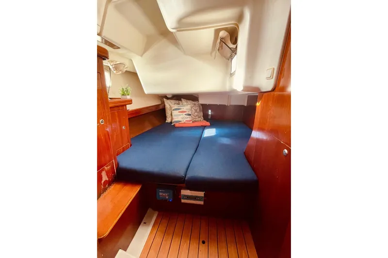 Further Yacht Photos Pics Cozy cabin interior of 2005 Beneteau Oceanis 473 sailboat.