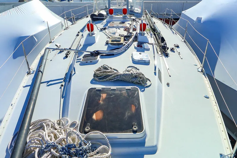 Mojo Yacht Photos Pics 2004 J Boats J/46 sailboat deck with ropes and equipment.