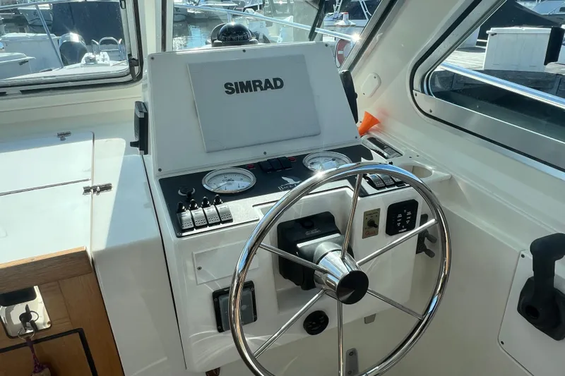 Indigo Yacht Photos Pics Helm of 2005 Back Cove 29 boat with Simrad navigation system.