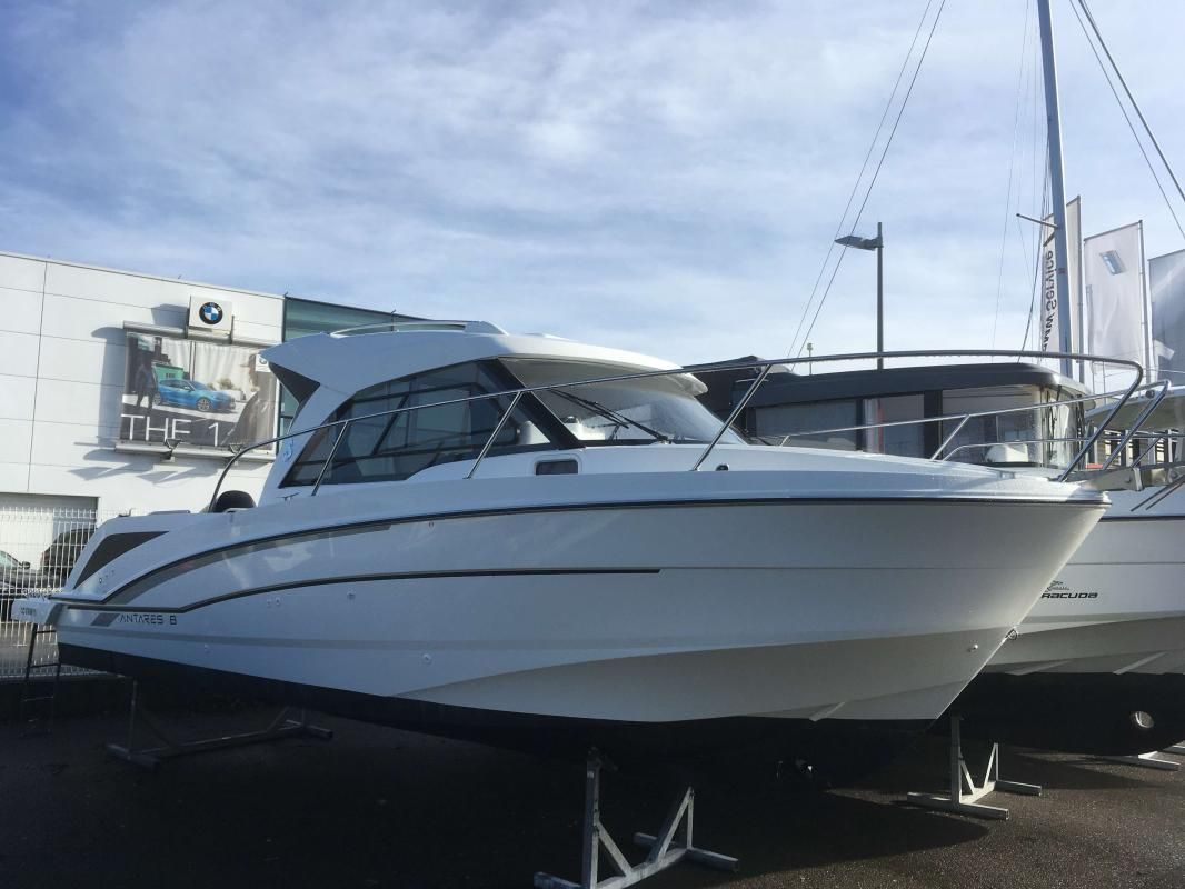 2019 Beneteau Antares 8