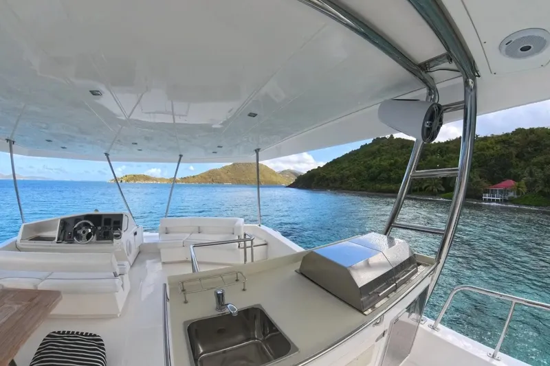 Somewhere Hot Yacht Photos Pics Luxurious 2014 Leopard 51 Powercat yacht with spacious deck and stunning ocean view.