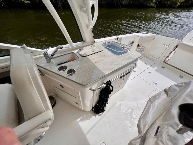 2019 Boston Whaler 320 Vantage