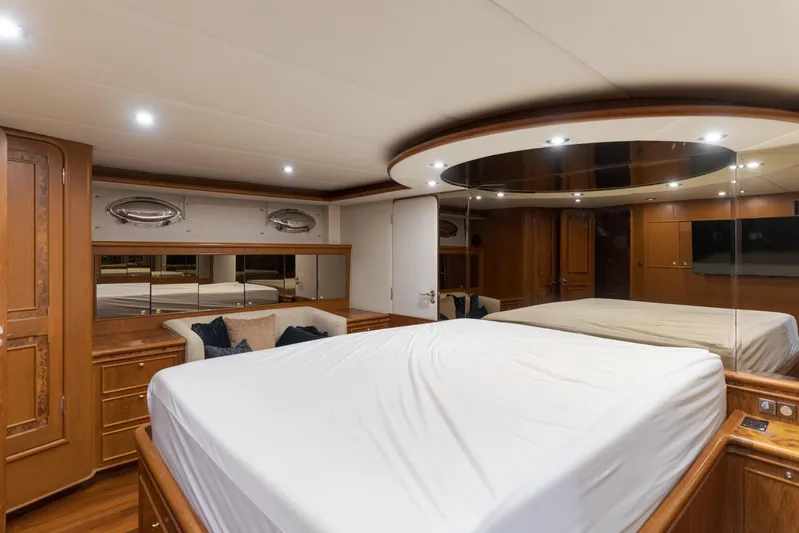 Rising Tide Yacht Photos Pics Luxurious 1997 Forbes Cooper Pilothouse yacht bedroom with elegant wood finishes.