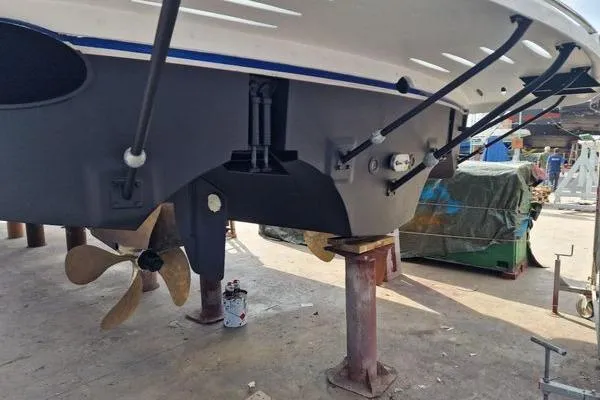 Caraibi Yacht Photos Pics 2013 Hatteras GT63 yacht under maintenance, showcasing propeller and hull details.