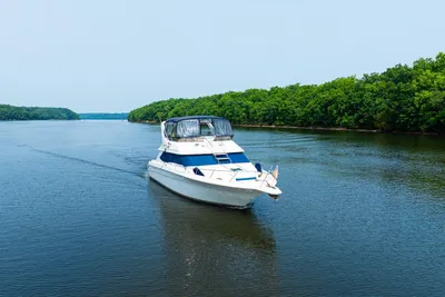 Sea Ray 440 Express Bridge