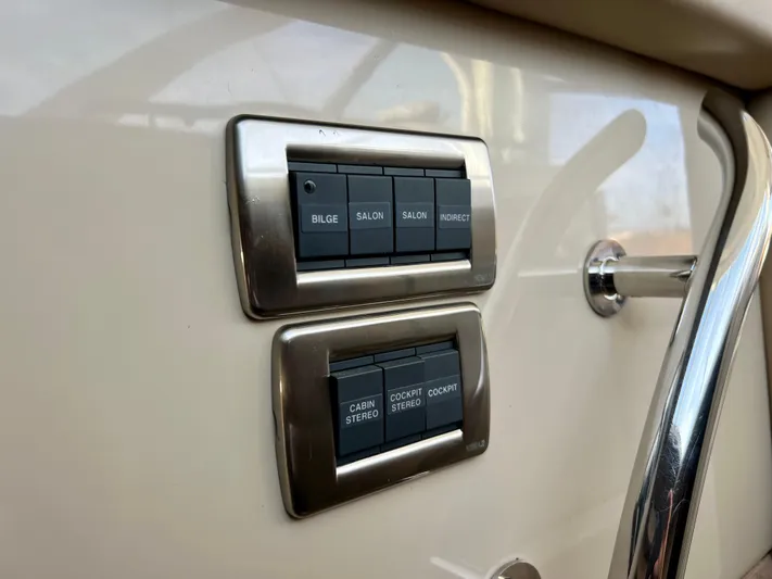 Reflections Yacht Photos Pics Control panel on a 2005 Sea Ray 390 Motor Yacht dashboard.