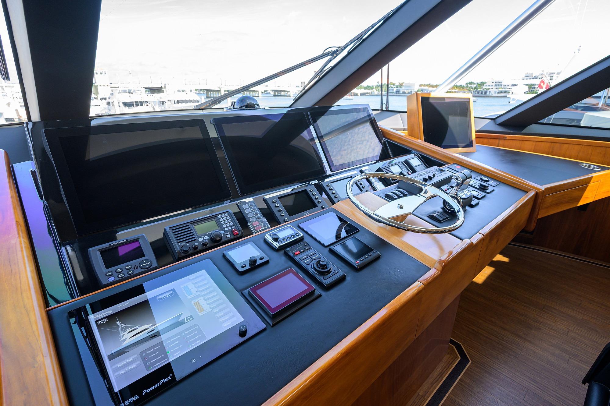 Yacht Photo 21
