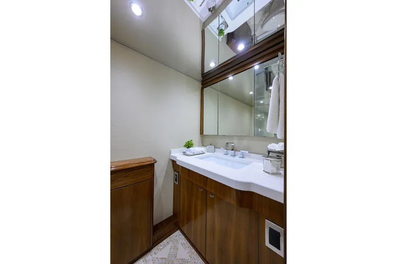 Speculator Yacht Photos Pics Viking 92 SPECULATOR - Master Stateroom Ensuite Head