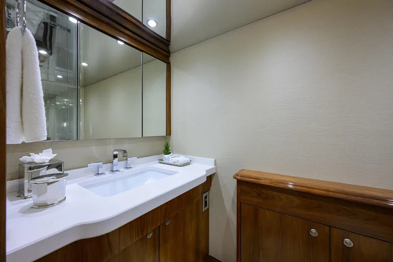 Speculator Yacht Photos Pics Viking 92 SPECULATOR - Master Stateroom Ensuite Head