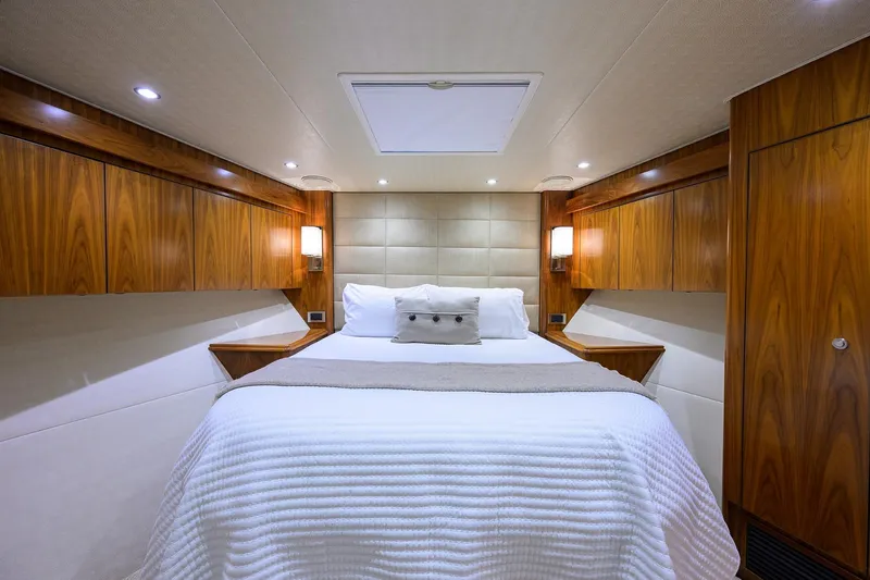 Speculator Yacht Photos Pics Viking 92 SPECULATOR - VIP Guest Stateroom