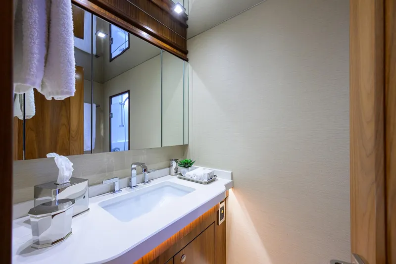 Speculator Yacht Photos Pics Viking 92 SPECULATOR - VIP Guest Stateroom Ensuite Head