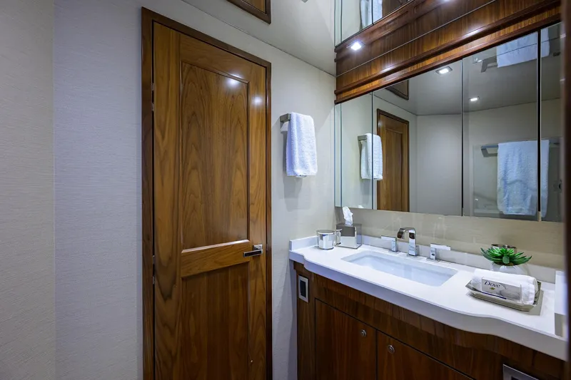 Speculator Yacht Photos Pics Viking 92 SPECULATOR - VIP Guest Stateroom Ensuite Head