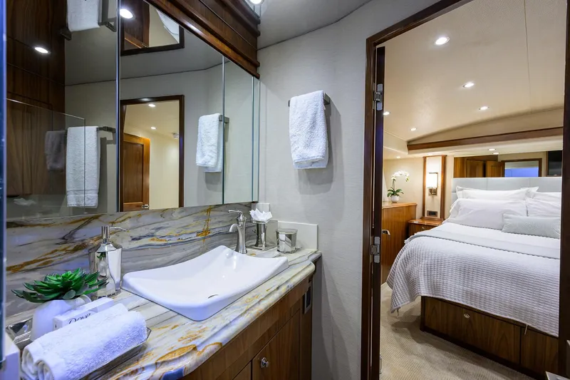 Speculator Yacht Photos Pics Viking 92 SPECULATOR - Guest Stateroom Ensuite Head