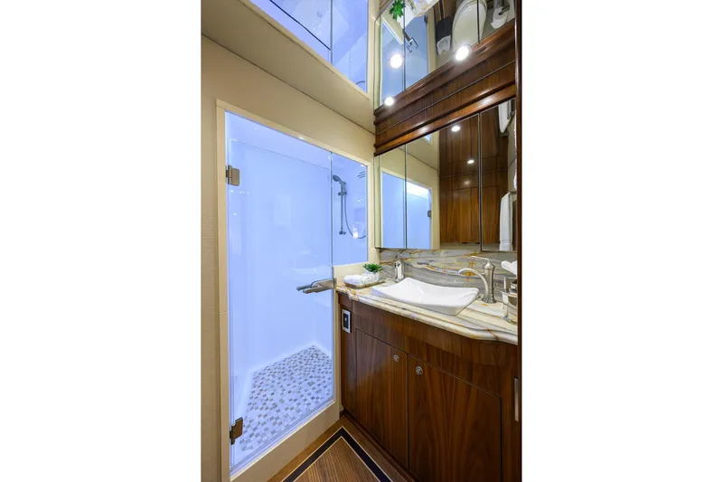 Speculator Yacht Photos Pics Viking 92 SPECULATOR - Guest Stateroom Ensuite Head