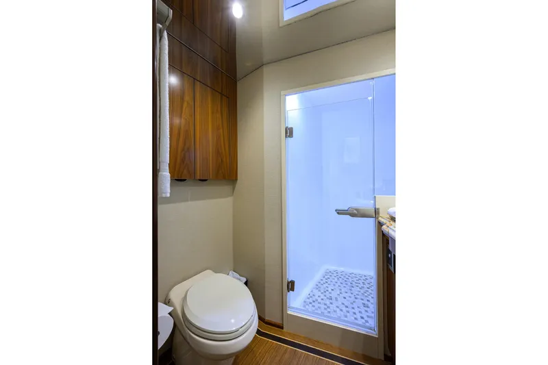 Speculator Yacht Photos Pics Viking 92 SPECULATOR - Guest Stateroom Ensuite Head