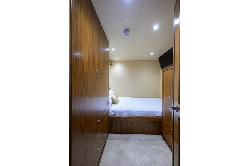 Speculator Yacht Photos Pics Viking 92 SPECULATOR - Guest Stateroom Midship Port