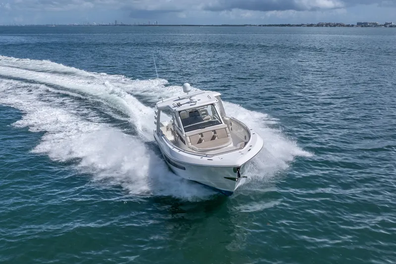  Yacht Photos Pics 2018 Boston Whaler 420 Outrage cruising on open water, creating a dynamic wake.