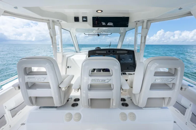  Yacht Photos Pics 2018 Boston Whaler 420 Outrage helm with ocean view, featuring modern controls and seating.