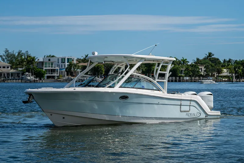  Yacht Photos Pics 2020 Robalo R317 Dual Console boat cruising on a sunny day.
