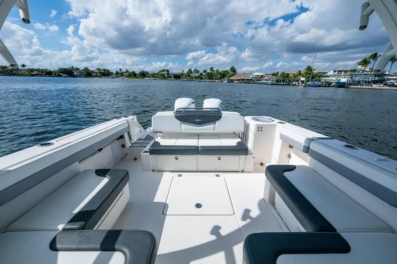  Yacht Photos Pics 2020 Robalo R317 Dual Console boat interior with seating, on a sunny day.