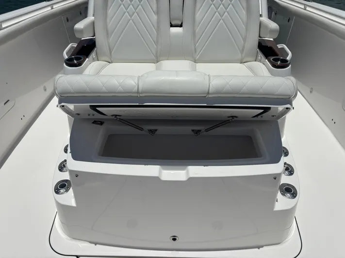  Yacht Photos Pics 2023 EVERGLADES 395 CC - Image 49