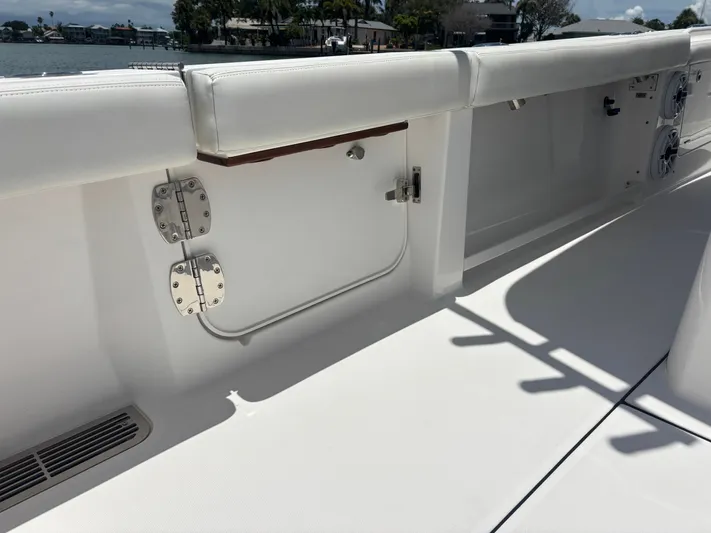  Yacht Photos Pics 2023 EVERGLADES 395 CC - Image 26