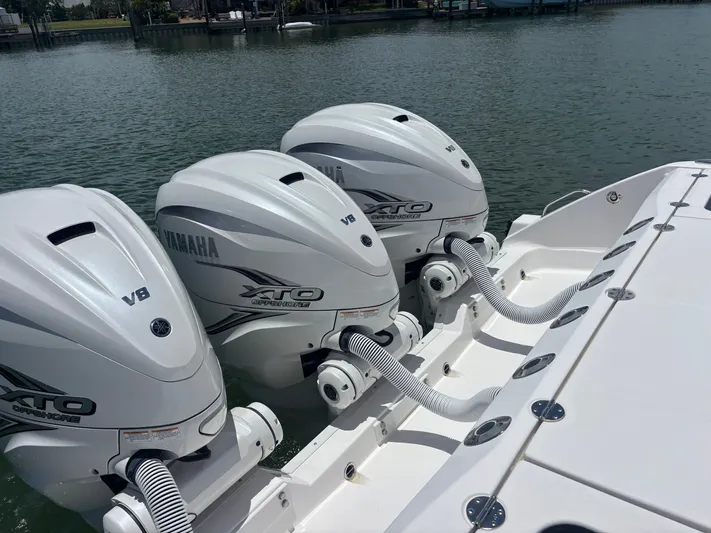  Yacht Photos Pics 2023 EVERGLADES 395 CC - Image 23