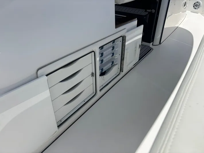  Yacht Photos Pics 2023 EVERGLADES 395 CC - Image 33