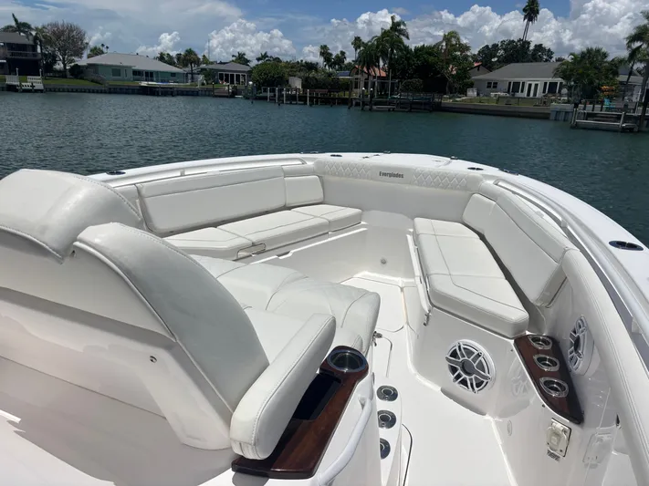  Yacht Photos Pics 2023 EVERGLADES 395 CC - Image 43